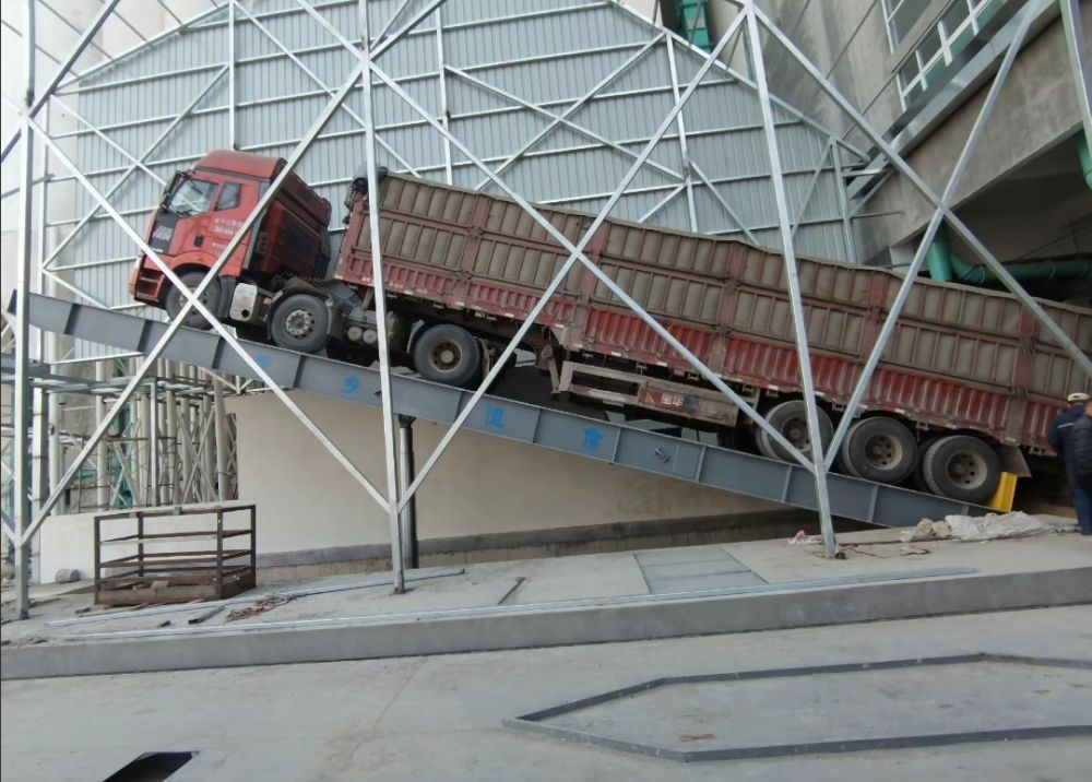 河南愛信后翻式液壓卸車平臺、液壓翻板機、卸車設備廠家、價格