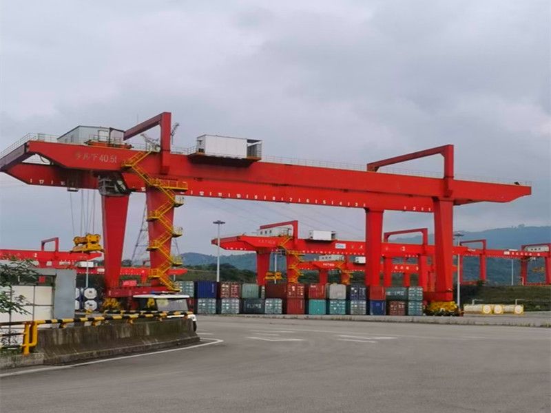 U型集裝箱門式起重機、集裝箱龍門吊廠家品牌、設計制造、安裝維修