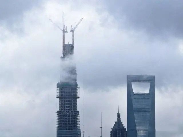 離地面400米的塔吊，操作員是如何爬上去的？