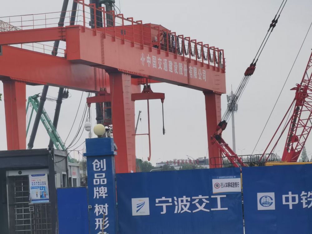 地鐵出渣機、雙梁門式起重機、龍門吊出渣機