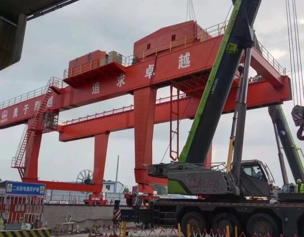 地鐵出渣機(jī)、地鐵站專用門式起重機(jī)